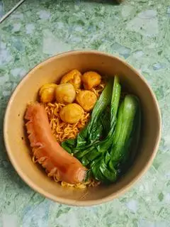 Hình ảnh Mì Trộn Xúc Xích Cá Viên Chiên 