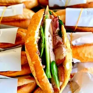Hình ảnh Bánh mỳ pate - dăm bông