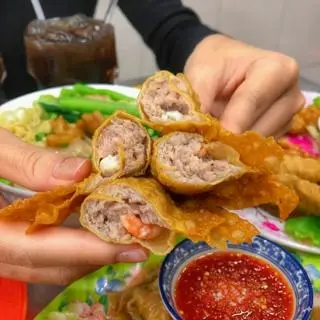 Hình ảnh Sủi Cảo Tôm Thịt Chiên Sốt Nước Chấm Thần Thánh(đỏ)