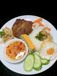 Hình ảnh Cơm Tấm: Nạc vai heo, chả trứng, ốp la