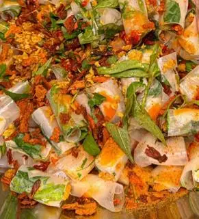Hình ảnh Bánh tráng dẻo cuốn trộn trứng lòng đào, khô bò giòn