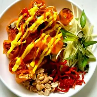 Hình ảnh Bánh tráng cuốn bơ trứng. muối, ớt, rau