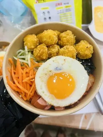Hình ảnh Cơm trộn gà viên