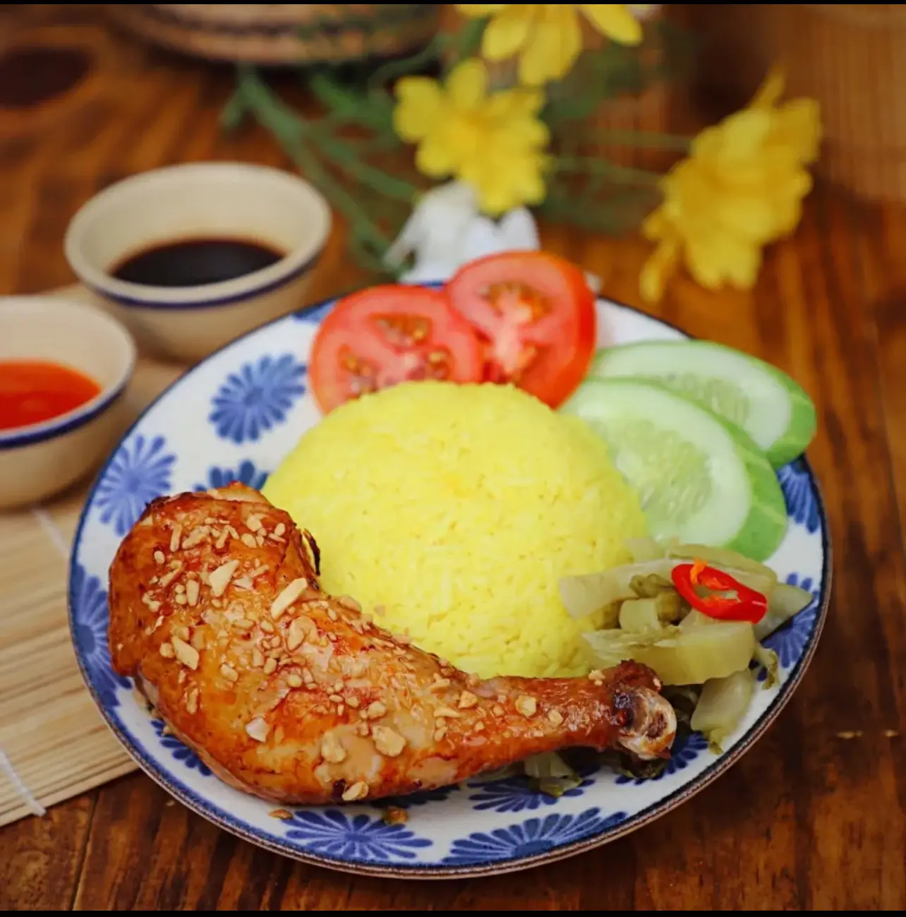 Hình ảnh Cơm Gà Xối Mỡ Sốt Mắm Tỏi