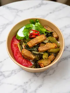 Hình ảnh CƠM HEO QUAY DƯA CẢI CHAY