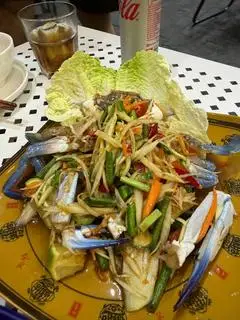 Hình ảnh Gỏi đu đủ ghẹ sống nguyên con