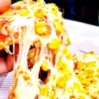 Hình ảnh Pizza tươi xúc xích phô mai kéo sợi
