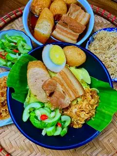 Hình ảnh xôi thịt kho + trứng + chả