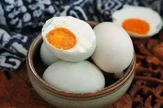 Hình ảnh Trứng vịt muối (1 quả)