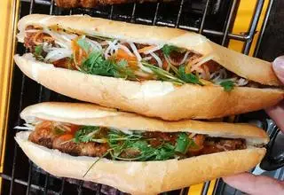 Hình ảnh Bánh mì pate thịt xiên