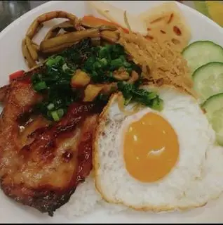 Hình ảnh Cơm sườn bì trứng ốp la