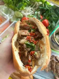 Hình ảnh bánh mì bì thịt nướng