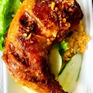 Hình ảnh Cơm gà góc 4  xối mỡ sốt nước mắm (có tặng 1 hủ sốt thêm cho khách)