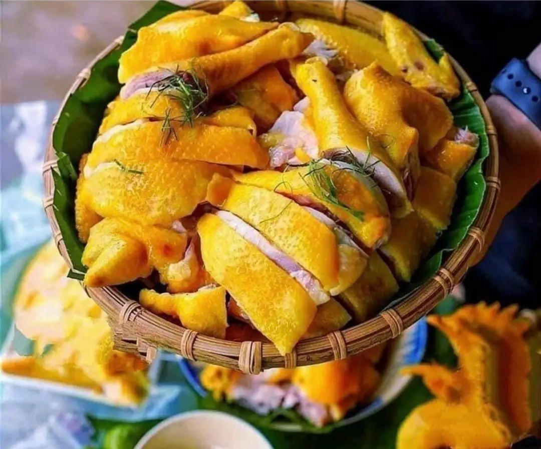 Hình ảnh Gà Ủ Muối Nguyên Con Không Đầu + Tặng 1 Ly Trà Thái Xanh (Size M)