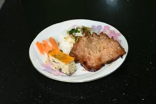 Hình ảnh Cơm Sườn nướng, chả cua