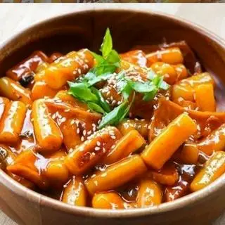 Hình ảnh TOKBOKI  nhiều CHẢ CÁ cay vừa.