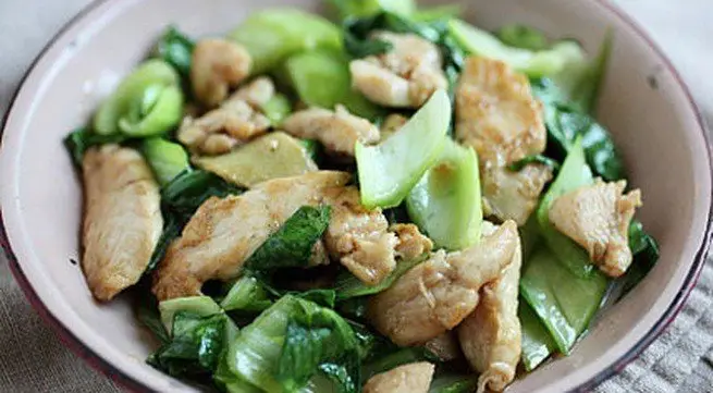 Hình ảnh Cơm trắng gà xào cải