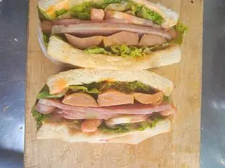 Hình ảnh Sandwich xúc xích - thịt jambon