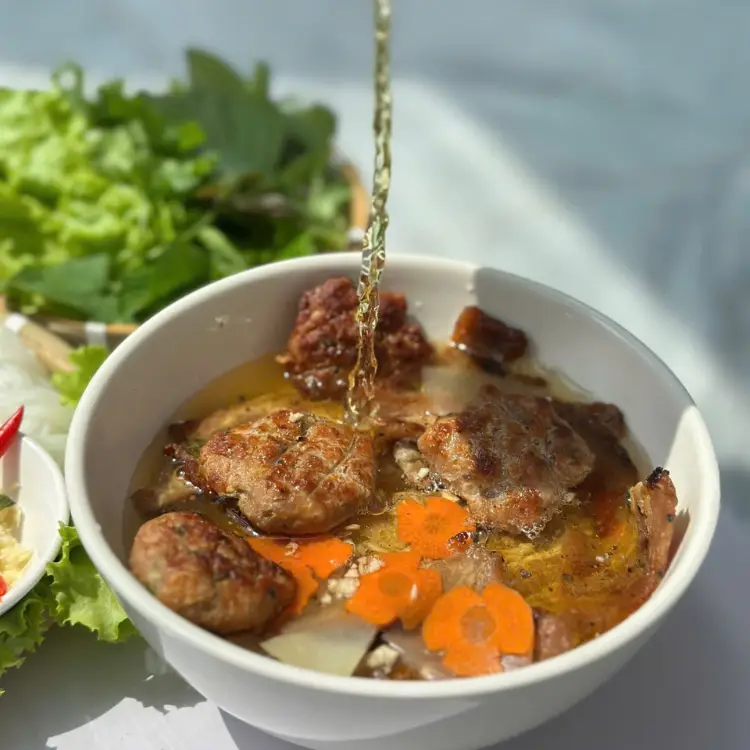 Hình ảnh Bún chả truyền thống - thịt nướng kèm rau