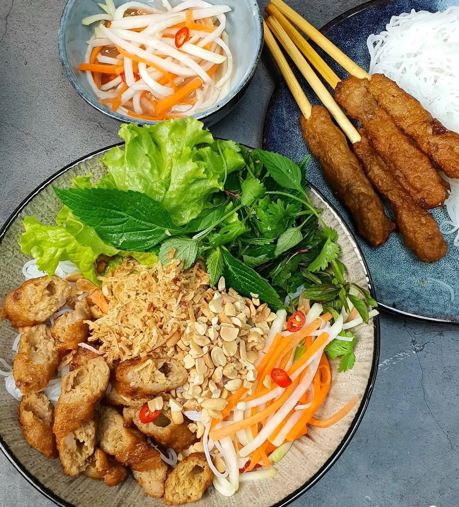 Hình ảnh Bún Trộn Nem Nướng
