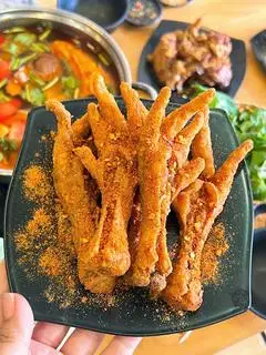 Hình ảnh Chân Gà Chiên Lắc Bột Ớt Cay Tê (5 chiếc )
