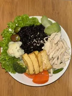 Hình ảnh Cơm gạo lức gà xé & đậu.  ( rau củ Đà Lạt )
