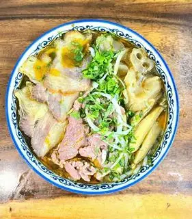 Hình ảnh Bún bò tái gầu gân