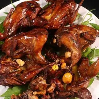 Hình ảnh 3 con cút chiên bơ 