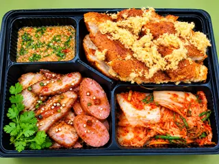 Hình ảnh Bánh mì nướng - pate - xá xíu