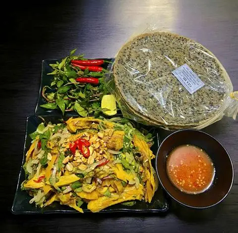 Hình ảnh gỏi gà ủ muối kèm bánh tráng nướng 