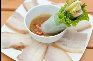 Hình ảnh Thịt Heo Chấm Mắm Nêm Cuốn Rau Xanh