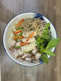 Hình ảnh Bún nước lèo cá - heo quay