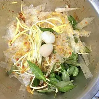 Hình ảnh Bánh tráng trộn lòng đào bơ tỏi