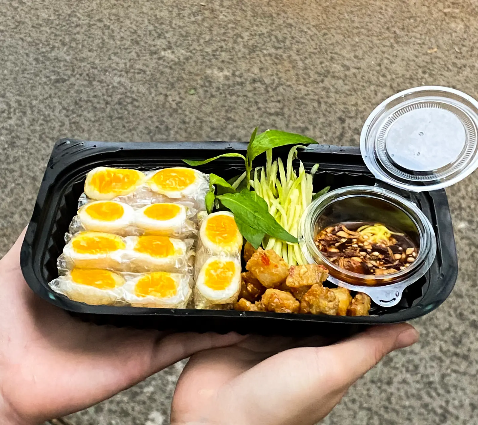 Hình ảnh Bánh tráng cuộn lòng đào đặc biệt