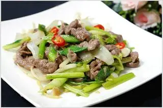 Hình ảnh bò xào cải thìa, hành tây 
