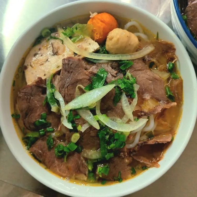 Hình ảnh bún bò Huế ko móng thêm chả cua