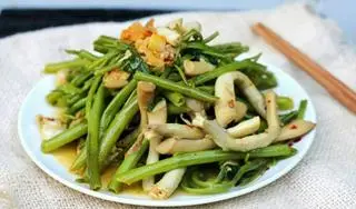 Hình ảnh Ốc móng tay xào rau muống bơ tỏi 
