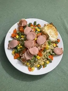 Hình ảnh mì trộn xúc xích