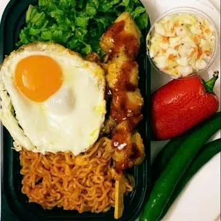 Hình ảnh Mì Korea trộn cay - 1 gà xiên sốt tương cay và trứng chiên