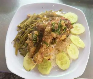 Hình ảnh cơm đùi gà chiên nước mắm