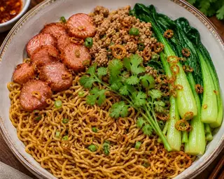 Hình ảnh Mì trộn xúc xích thịt bằm 