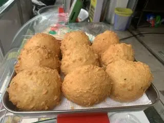 Hình ảnh Khoai lang chiên nhân sữa dừa mè đen - 1 cái