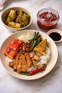 Hình ảnh cơm thập cẩm + đậu hủ mỡ hành