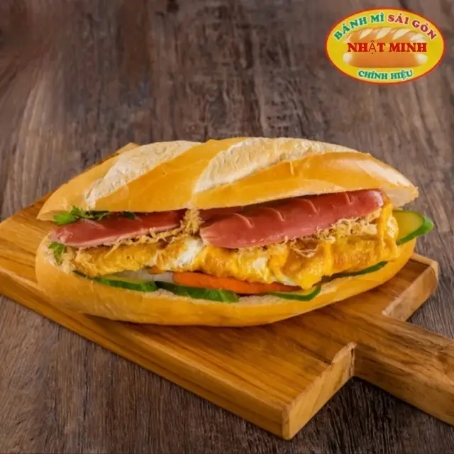 Hình ảnh Bánh Mì Xúc Xích + Trứng