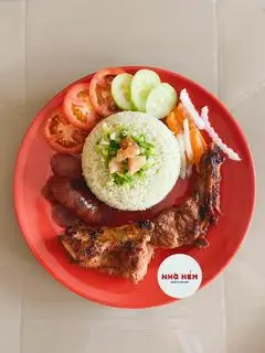 Hình ảnh Cơm tấm sườn lạp xưởng