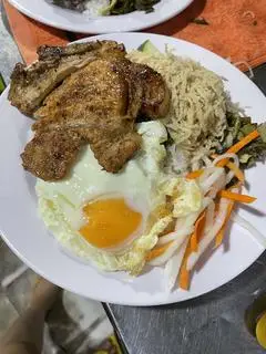 Hình ảnh Cơm sườn trứng ốp la bì