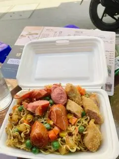 Hình ảnh Mì trộn indomie nem chua xúc xích