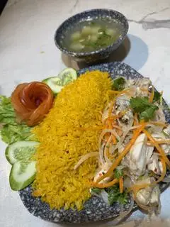 Hình ảnh Cơm chiên gà xé trộn gỏi
