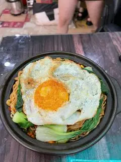 Hình ảnh 1 gói mỳ indomie trộn trứng ốp 