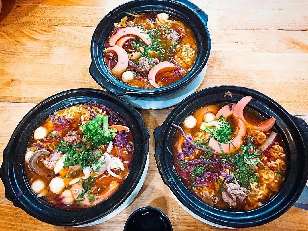 Hình ảnh Mì Cay Kim Chi Bò + Mì Cay Xúc Xích Cá Viên +Free Coca Tươi 